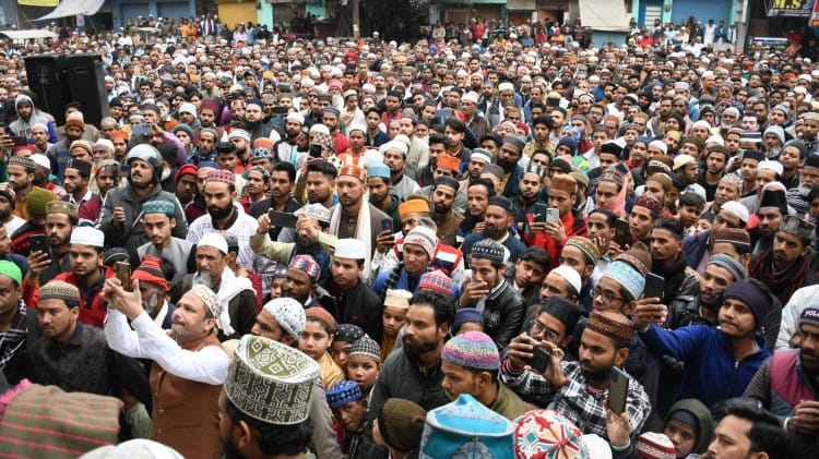 हल्द्वानी रेलवे प्रकरण: बनभूलपुरा में आयोजित जनसभा में उमड़ी भीड़