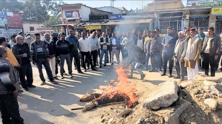 Cement Crisis: ट्रक ऑपरेटरों ने दधोल में अदाणी समूह की शवयात्रा निकाली, पुतला फूंका दधोल में अदाणी का पुतला फूंकते ट्रक ऑपरेटर।