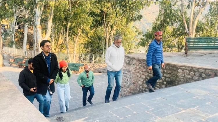 Chamba News: चंबा की वादियों के कायल हुए अभिनेता मिलिंद सोमन, ऐतिहासिक मंदिरों की ली जानकारी चंबा के चामुंडा मंदिर में माथा टेकने जाते अभिनेता मिलिंद सोमन।