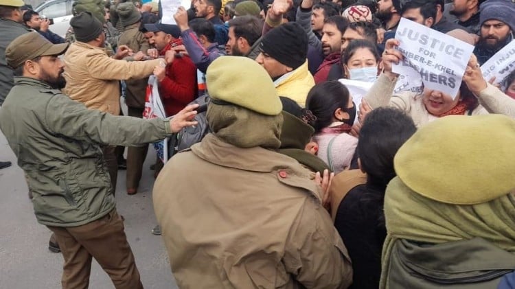 प्रेस क्लब के बाहर प्रदर्शन करते हुए रहबर-ए खेल शिक्षक
