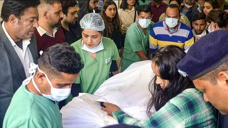 ऋषभ पंत को ले जाते लोग