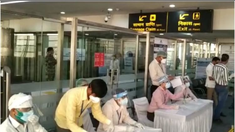जयपुर एयरपोर्ट पर हो रही मरीजों की जांच।