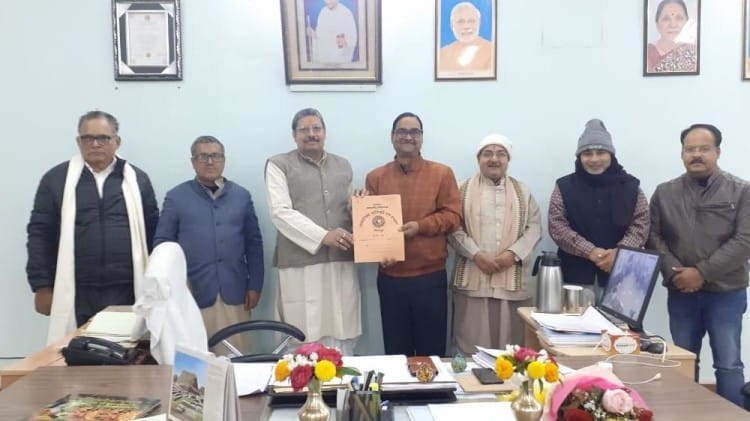 संस्कृत विवि में बैठक में सीतापुर में पौधरोपण कराने का लिया गया था फैसला
