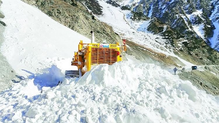 Jammu Kashmir Weather:आठ दिसंबर तक मैदानी इलाकों में छाया रहेगा कोहरा, हवाई और रेल सेवाएं प्रभावित होंगी श्रीनगर-लेह पर मार्ग पर हिमस्खलन के कारण रास्ते में पड़ी बर्फ को हटाती मशीनरी।