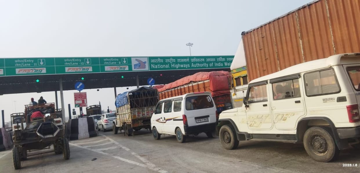 Queue of vehicles due to opening of only two gates at toll plaza