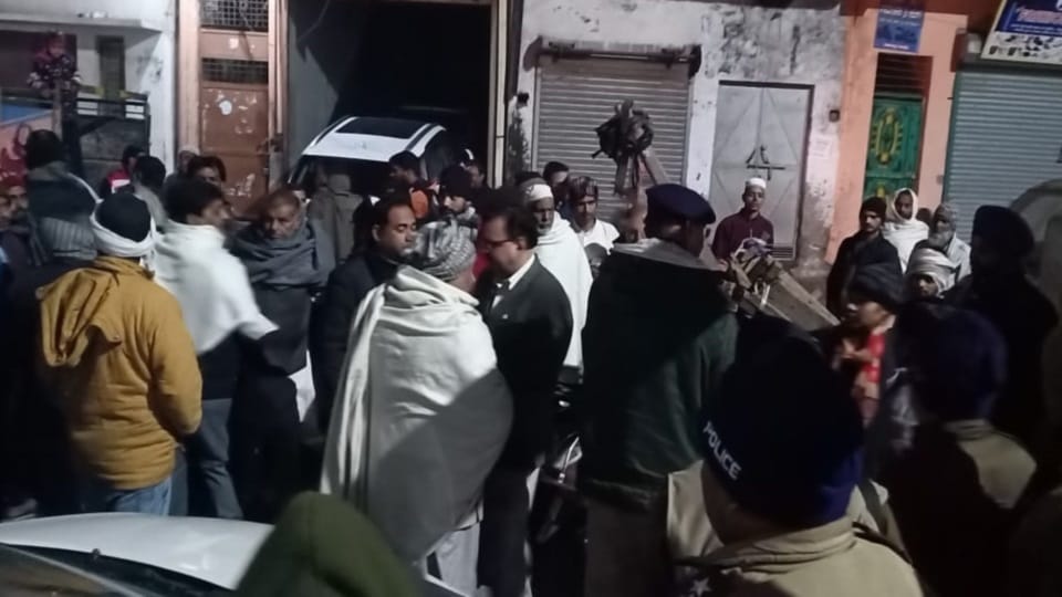 Roorkee News: Nagar Palika Chairman and MLA Fight over bonfire wood