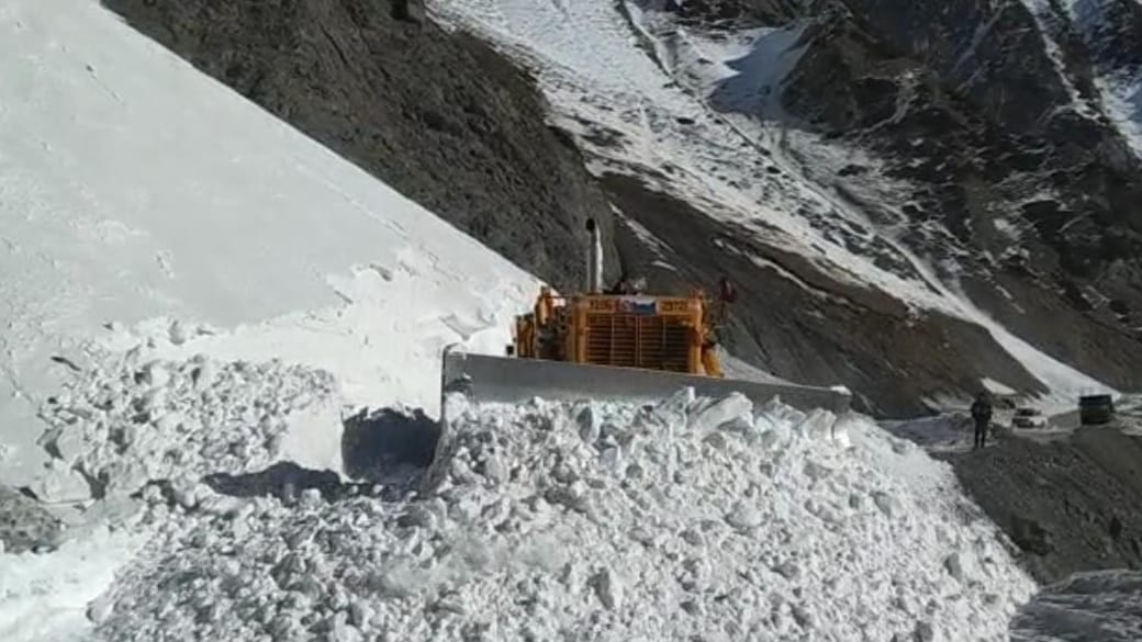 Avalanches at more than 10 places on Srinagar Leh highway BRO personnel on duty to clear the road