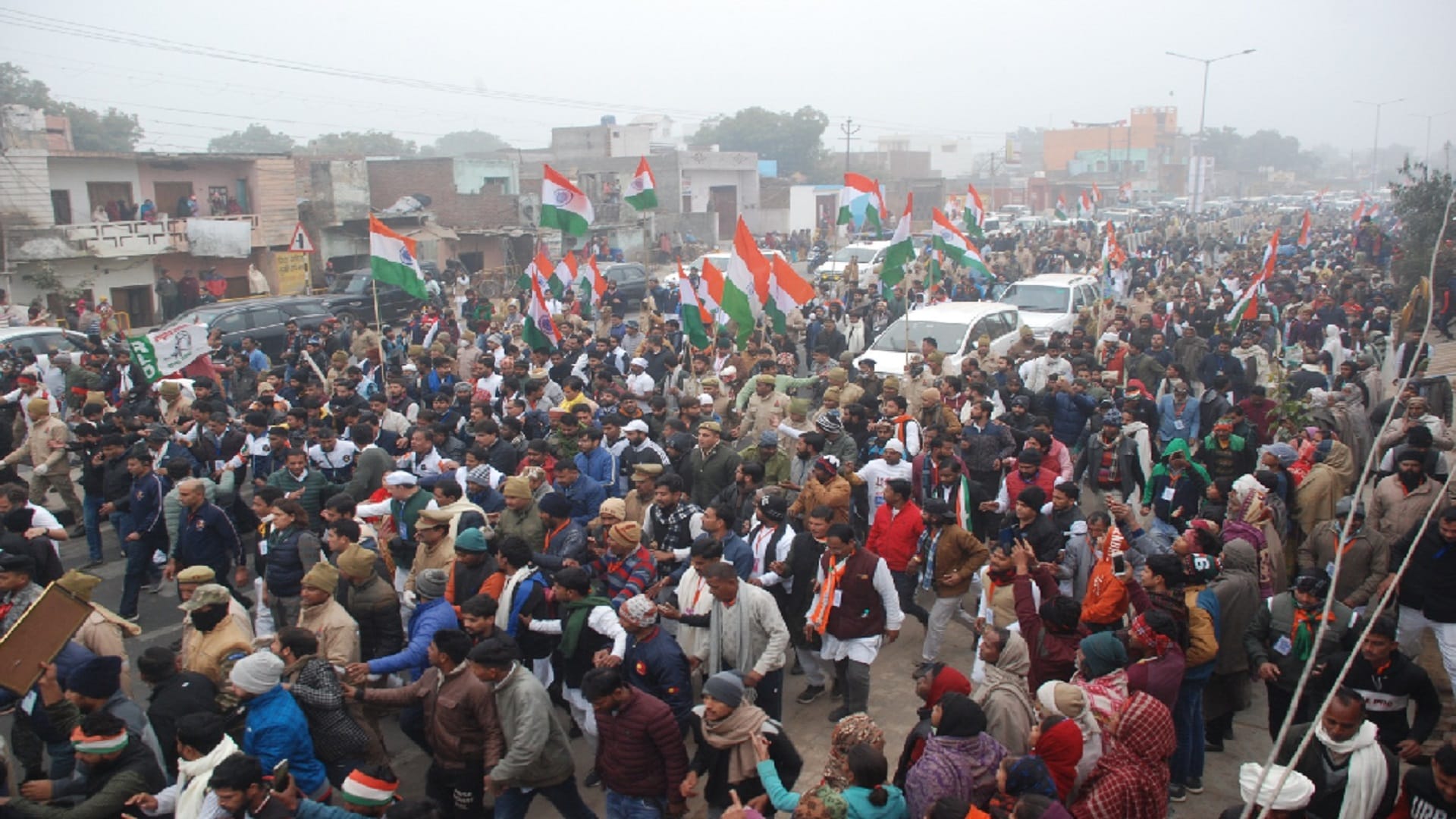 Congress Bharat Jodo Yatra in Baghpat: Police beat with sticks for breaking the security cordon