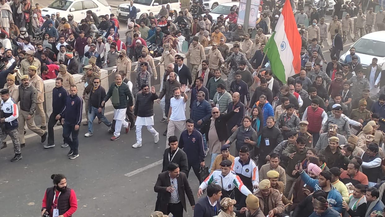 Meerut News Live: People seems desperate to get a glimpse of Rahul Gandhi during Bhart Jodo Yatra