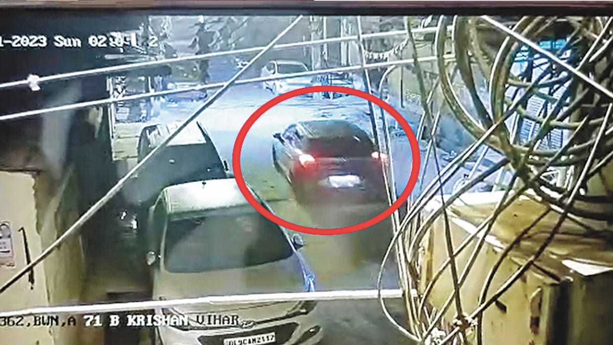 People stop and watch the car even after being hit by a stick, know what the experts said on Kanjhawla