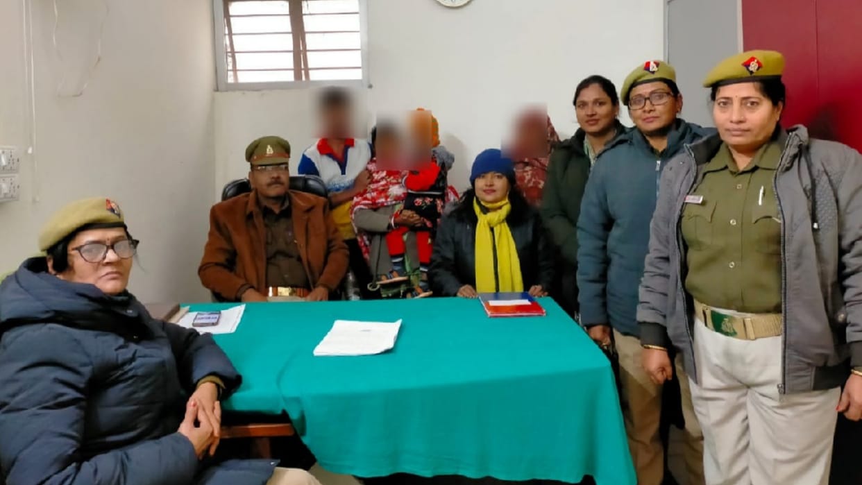 Police untiing knot lying in relationship on a small matter