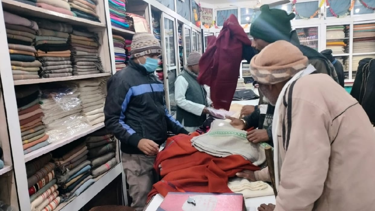 Increased demand for Kashmir Himachal woolen clothes in Gorakhpur
