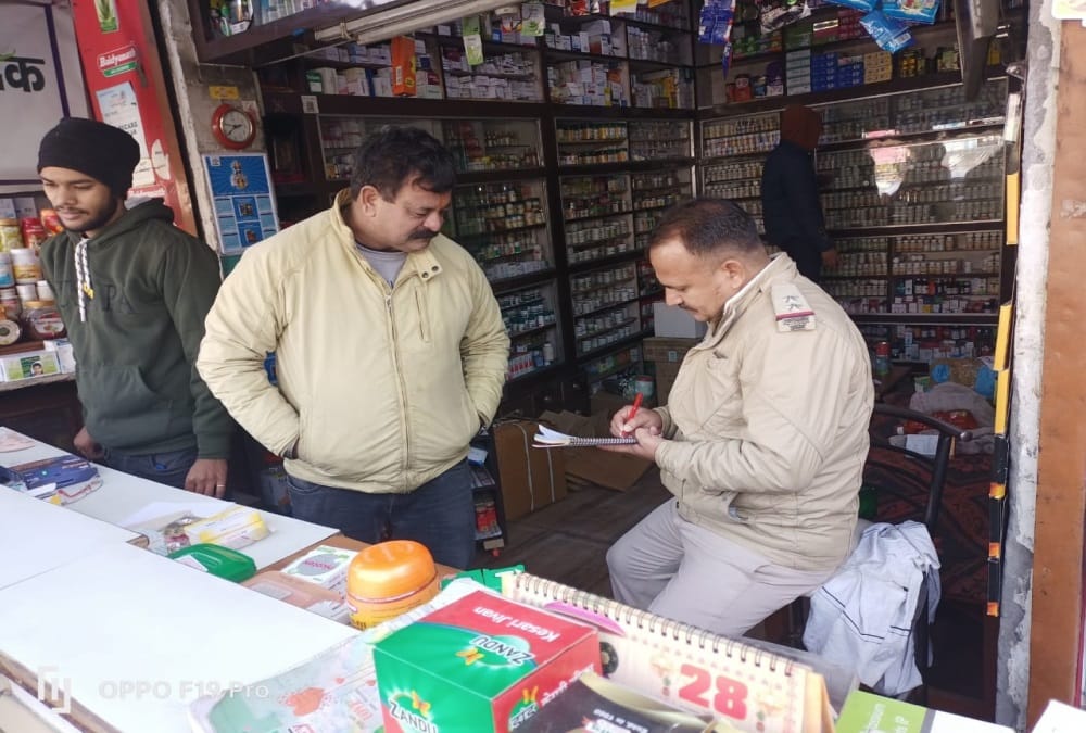 Medical store operator and broker beat Timardar, opposed to taking maximum price of medicine