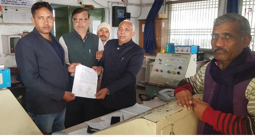 Hathras: Demand for stoppage of train running from Tanakpur to Mathura