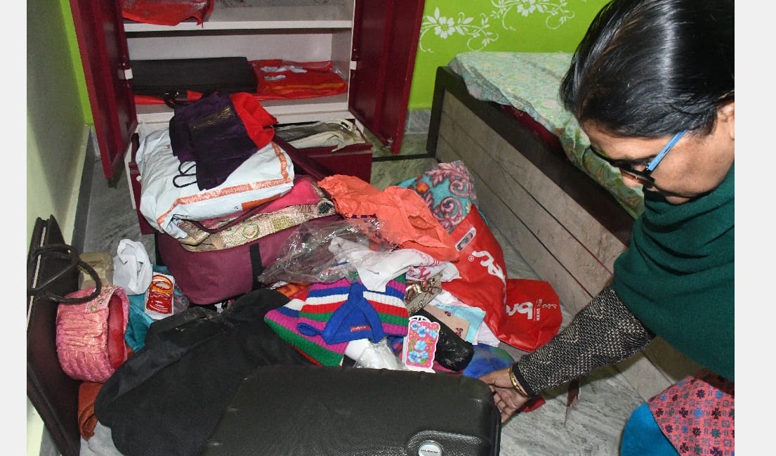 Theft of nine lakhs in the house of the female SI in Kannauj, thieves also took away the DVRs of the cameras