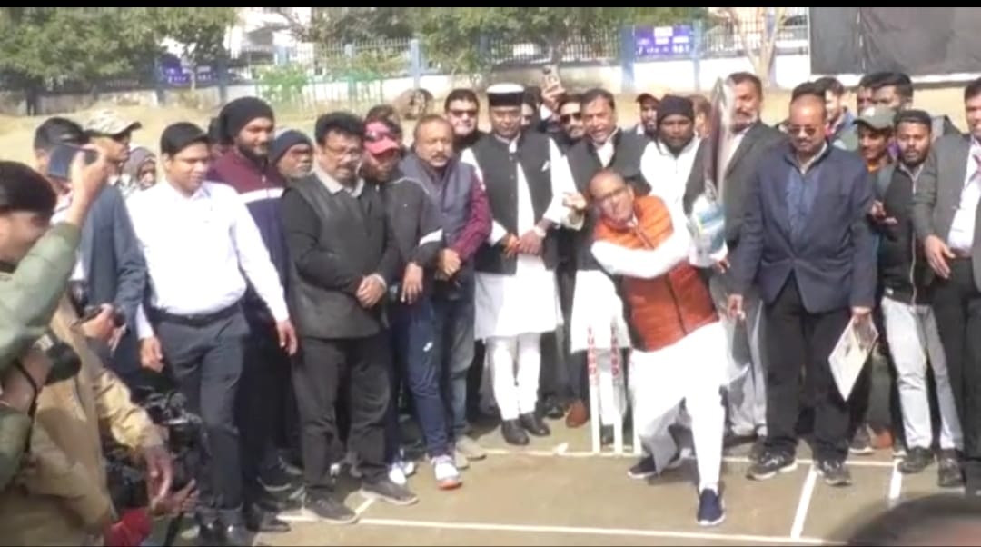 MP News: CM Shivraj playing on the front foot on the Siachi pitch in MP also shot on the cricket pitch