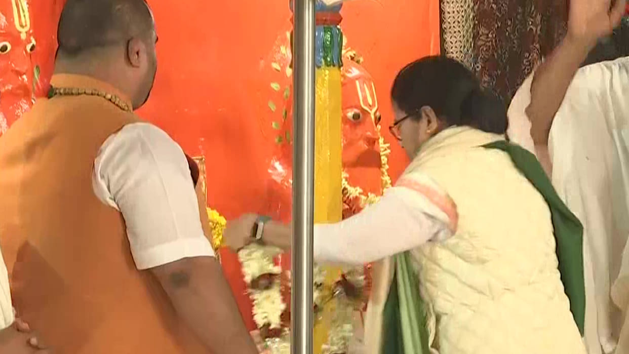 West Bengal Politics CM Mamata Banerjee offers prayers at Kapil Muni temple Gangasagar