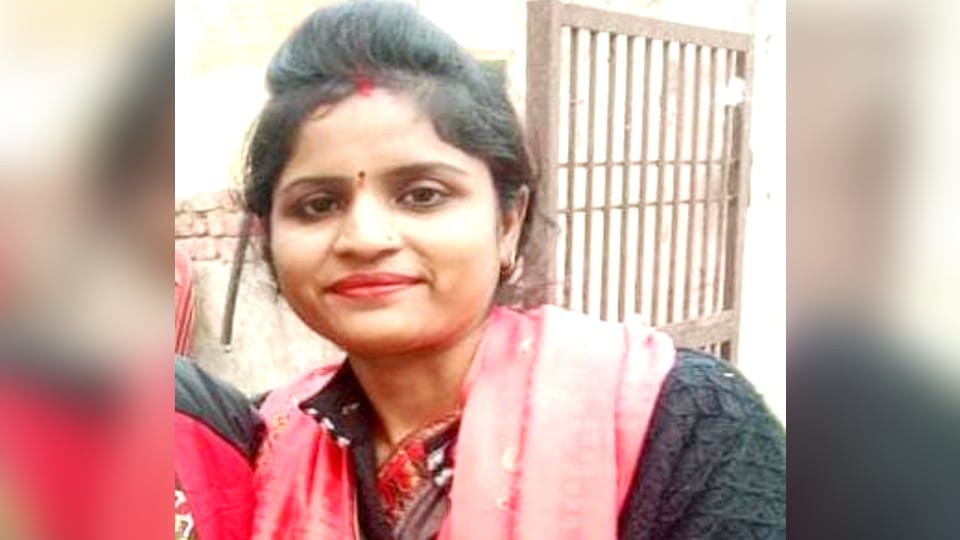 Woman jumps from third floor to save her from monkeys in Firozabad