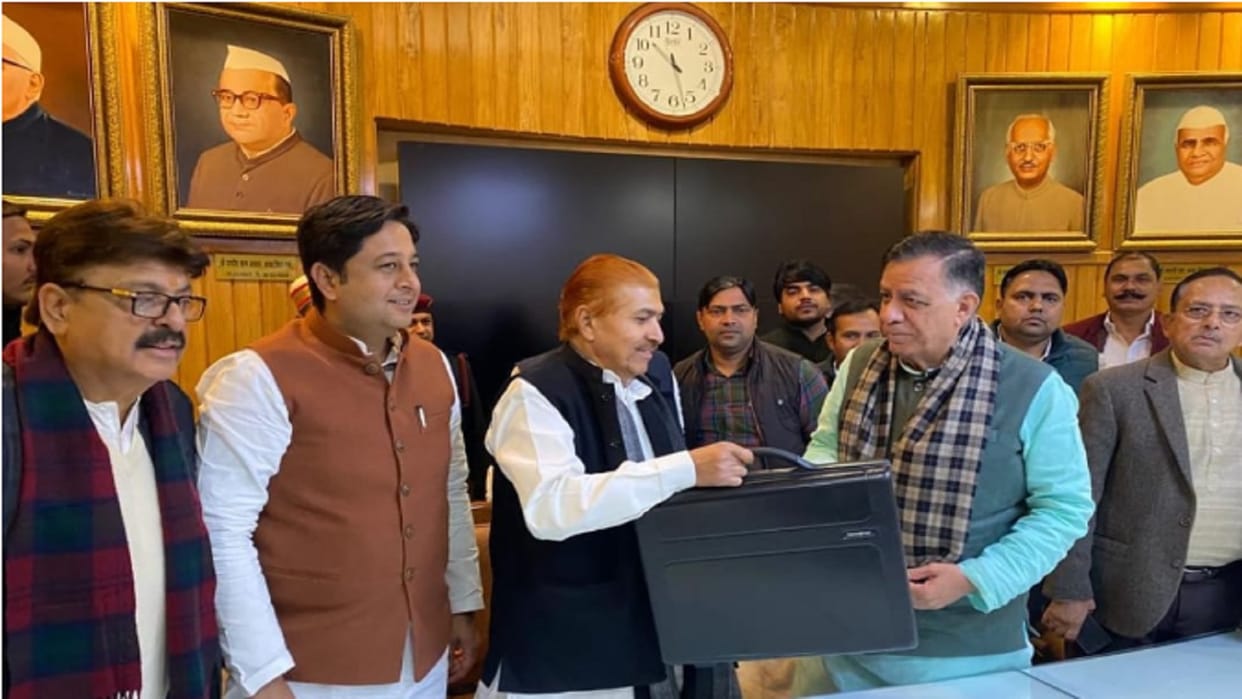 Muzaffarnagar News: RLD MLA Madan Bhaiya has oath in Assembly in Lucknow at today