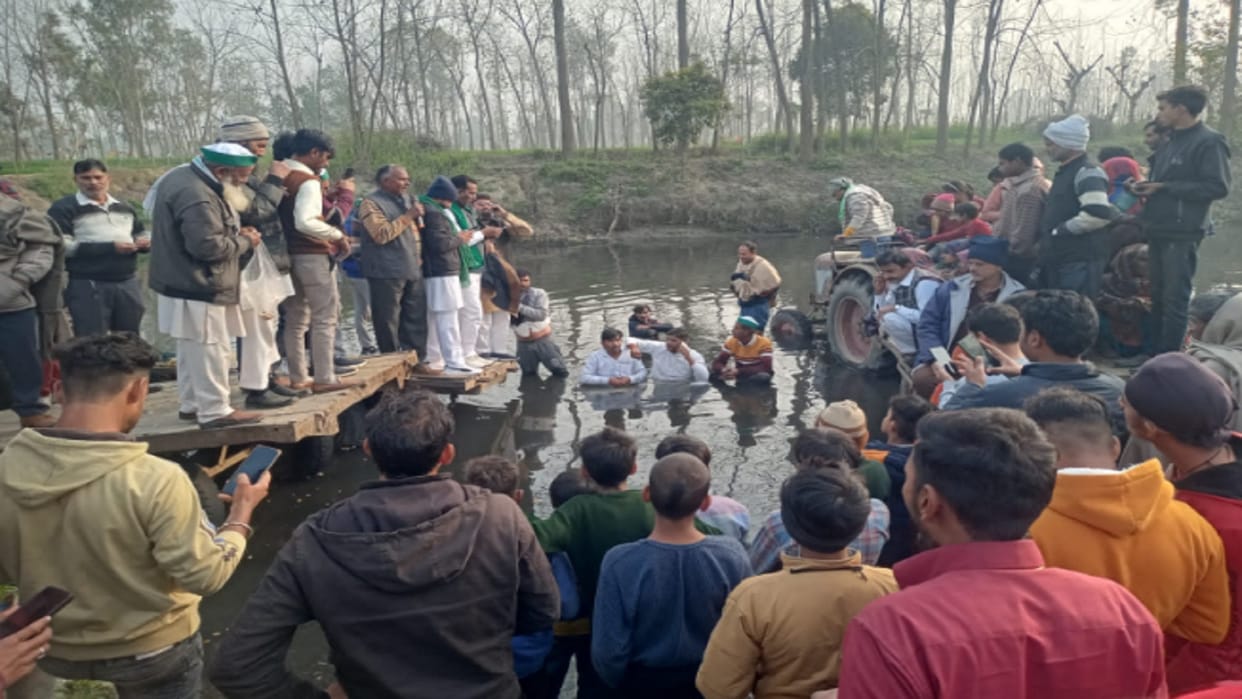 The villagers staged a sit-in in the water for their demands in Muzaffarnagar district
