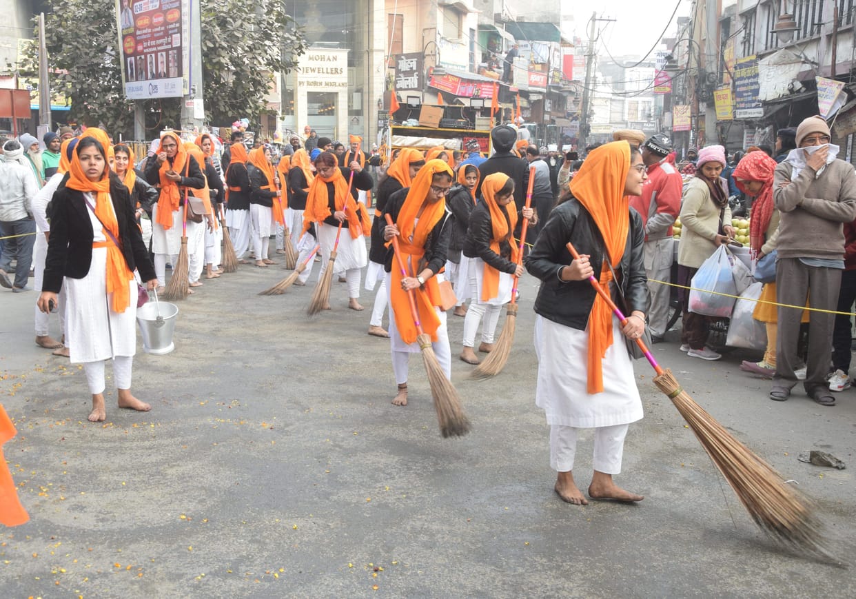 In Nagar Kirtan, ragi jathas enthralled the Sangat
