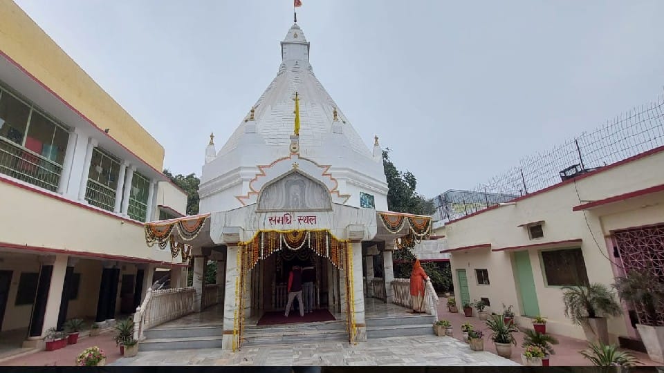 Virat Kohli and Anushka Sharma reached Vrindavan and worships Baba Neev Karori ashram in Mathura