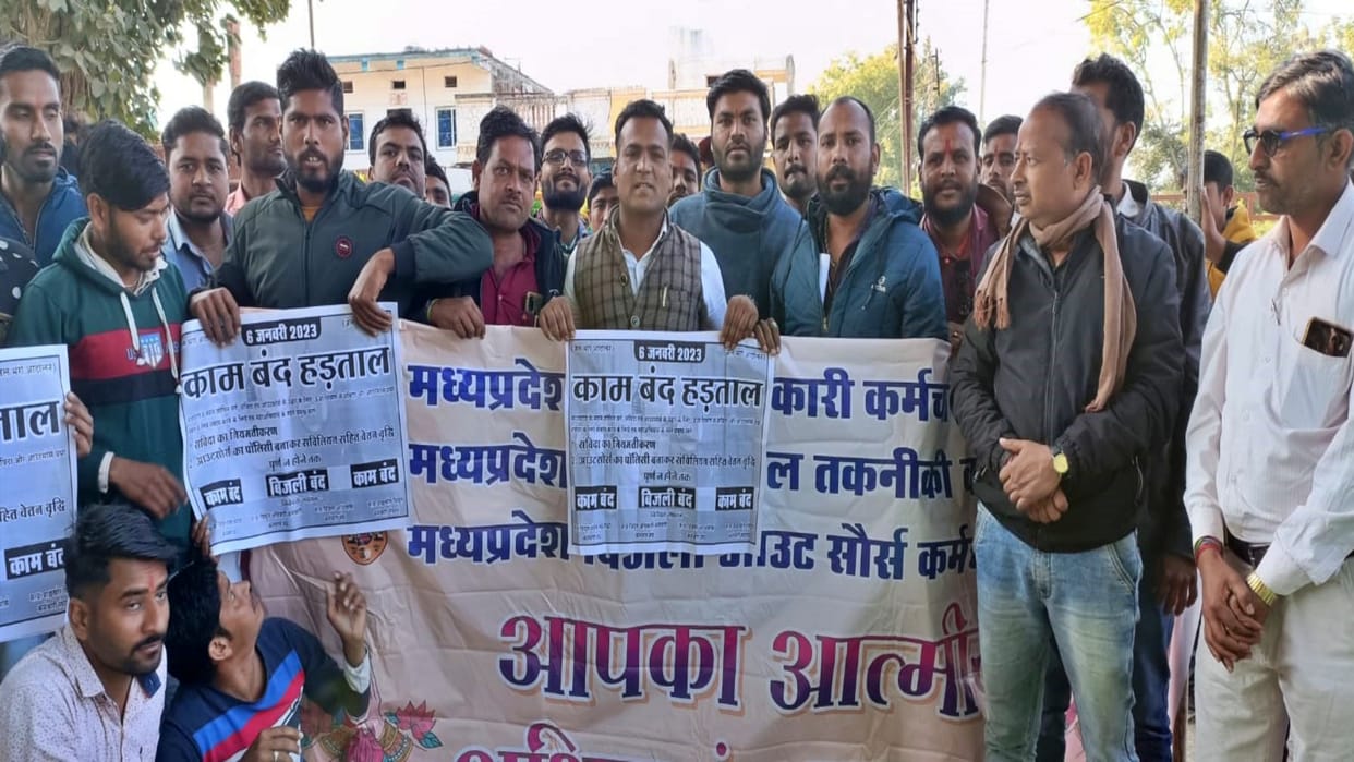 Ujjain Outsourced contract workers submitted memorandum 500 times in five years regarding demands