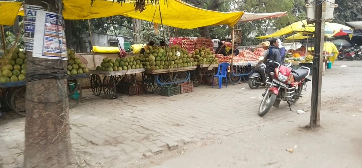 Weather hit, market in silence