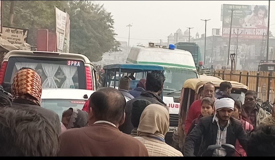 SP Dehat's car got stuck along with the ambulance in the jam.