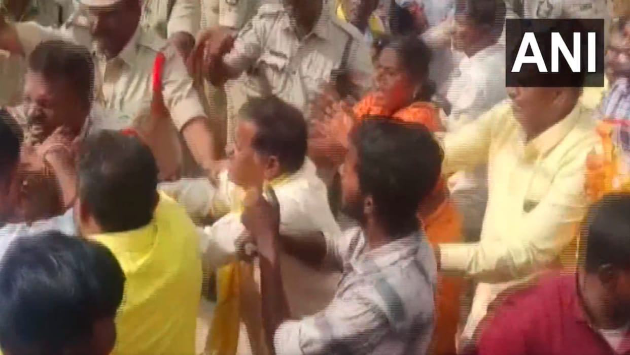 andhra pradesh Police lathi charge on workers gathered to welcome Chandrababu Naidu