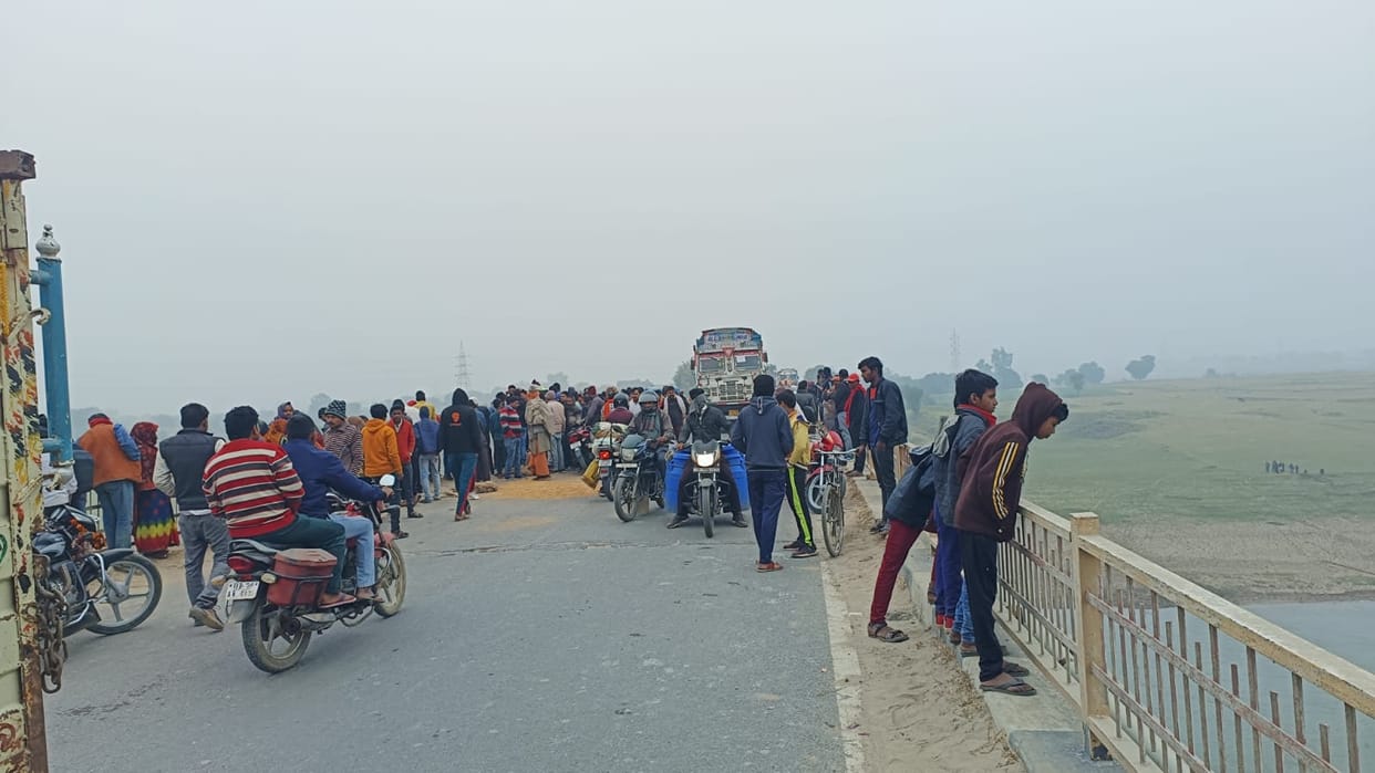 Prayagraj fell into Tons river from bridge along with speeding tractor driver, police engaged in investigation