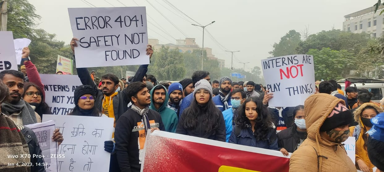 Protest against obscene act of senior advocate to intern: Law students on the road in Patna