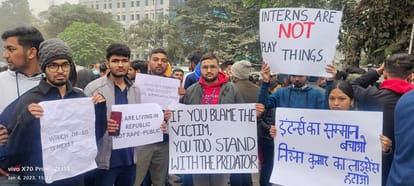Protest against obscene act of senior advocate to intern: Law students on the road in Patna