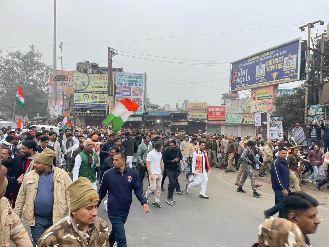 Bharat Jodo Yatra: Rahu Gandhi reached Baghpat in a T-shirat five in the morning amidst degree temperatur