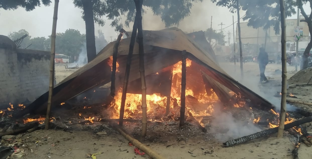 Army vacated Ramlila Maidan, broke illegal huts, burnt gumtis