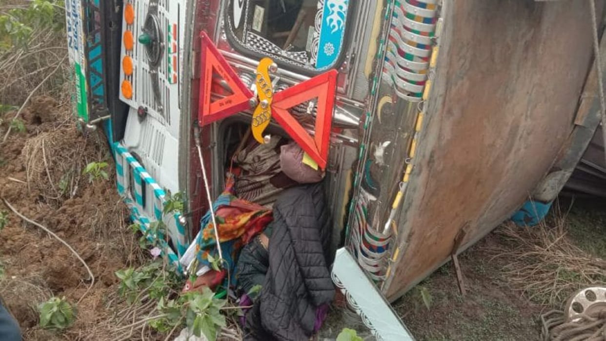 driver died after overturning truck full of iron plates in sakti