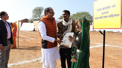 The state government gave plots to ten thousand people in Tikamgarh