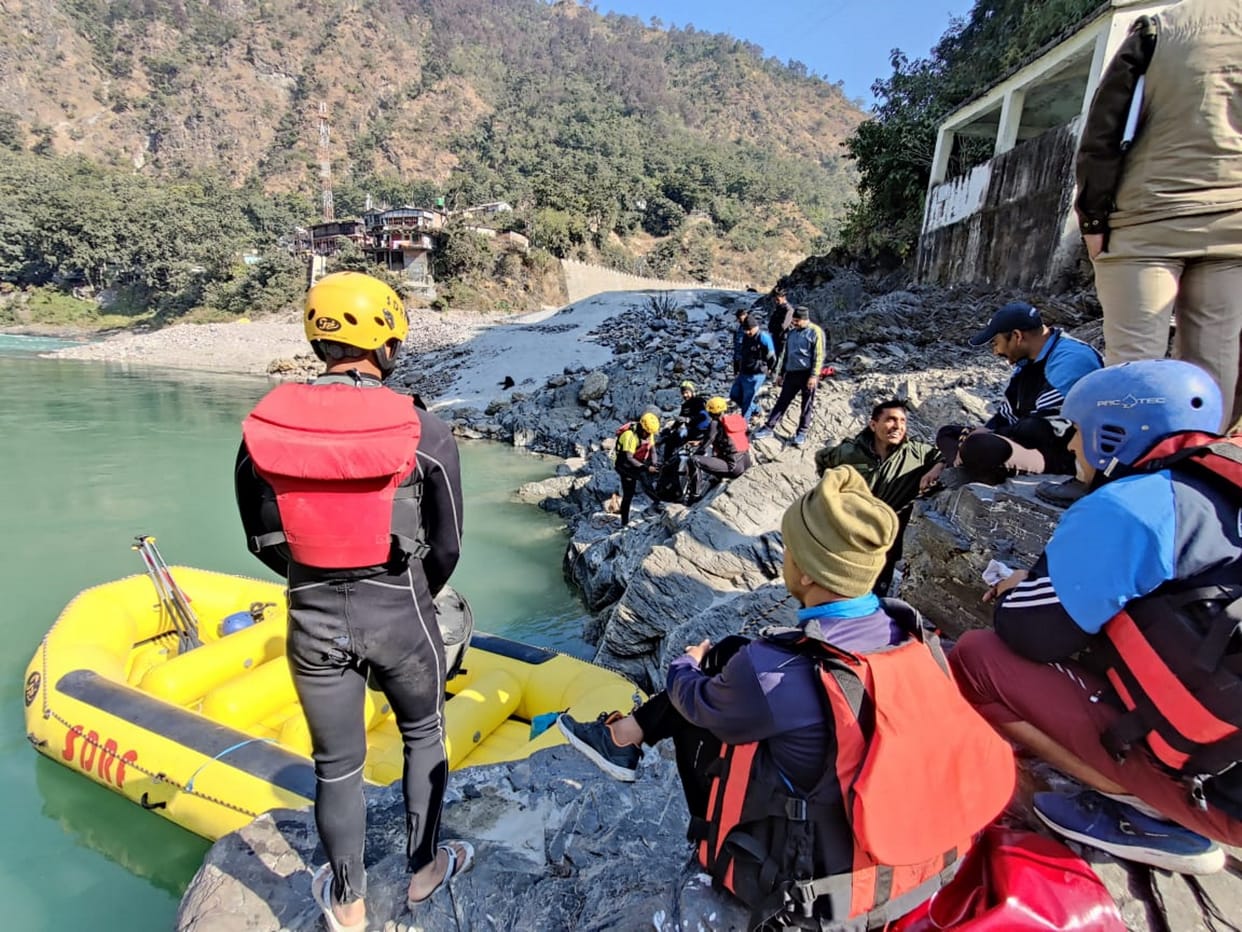 Military personnel jumped into Ganges SDRF engaged in investigation Rishikesh news