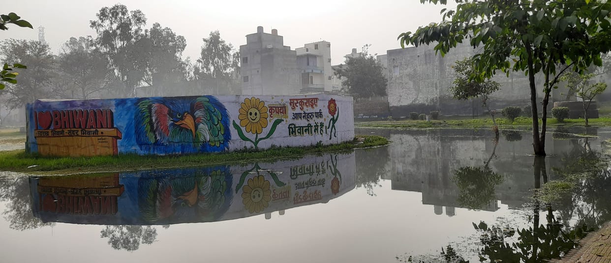 The dirty water of Nehru Park was dumped in the open inside Kirori Mal Park, the stench spread around