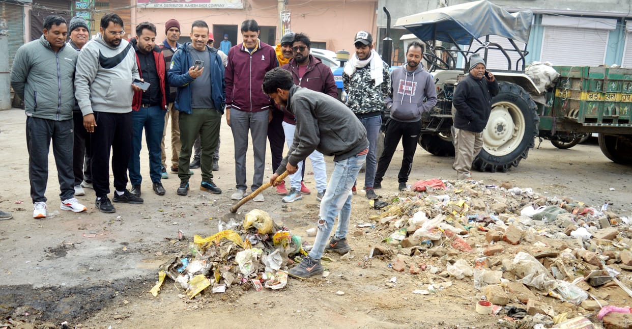 Along with the team of Swachh Bharat, inspected the garbage points along with the municipal councilors