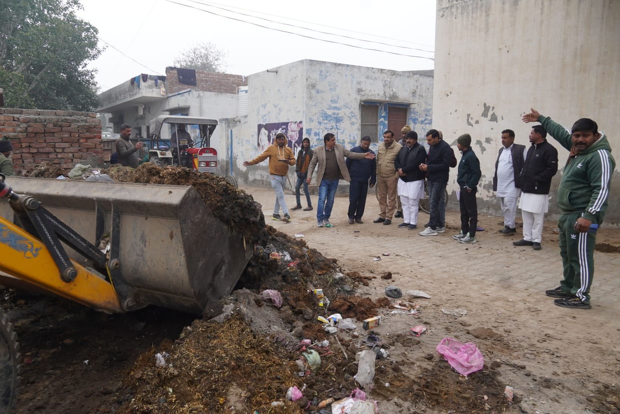 Protest against the cleanliness campaign: When the encroachment was removed from the street in Satrod Khas, the youth stopped the bike in front of the mayor and officers