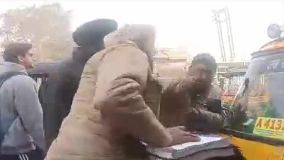ASI thrashes auto driver in Ludhiana of Punjab