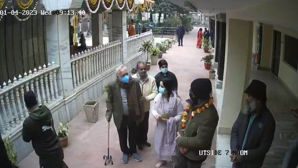 Virat Kohli and Anushka Sharma reached Vrindavan and worships Baba Neev Karori ashram in Mathura