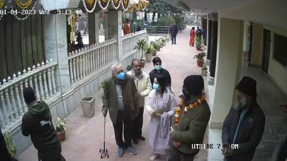 Virat Kohli and Anushka Sharma reached Vrindavan and worships Baba Neev Karori ashram in Mathura
