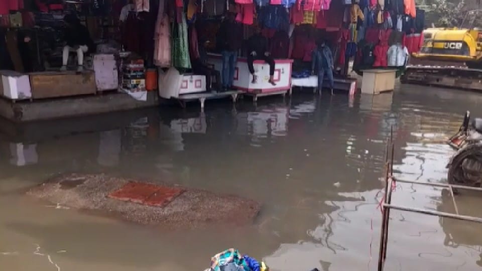 filling of dirty water in Shivaji Market due to choked drain in Agra