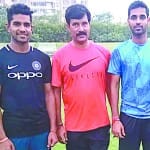 कोच फूलचंद व भुवनेश्वर कुमार के साथ शिवम मावी