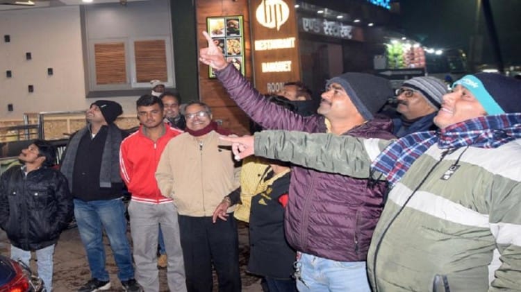 Earthquake in Aligarh: अलीगढ़ में भी रात आठ बजे भूकंप के झटके, घरों से बाहर आए लोग भूकंप के बारे में बताते हुए लोग