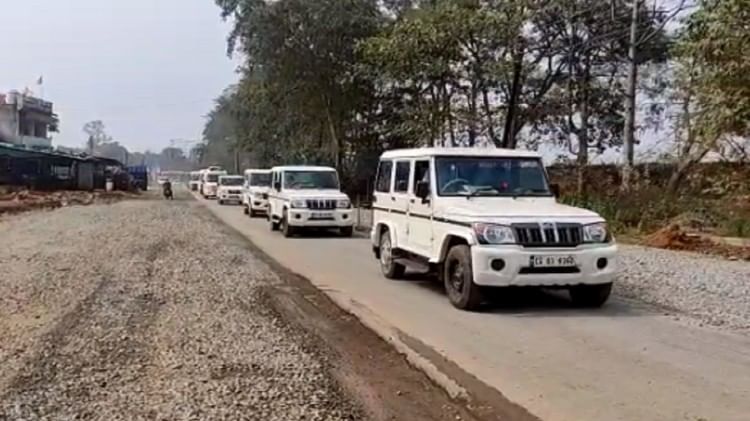 Chhattisgarh: धर्मांतरण के विरोध में बस्तर बंद, छावनी में तब्दील हुआ नारायणपुर, सातों जिलों में पुलिस का मार्च नारायणपुर में मार्च करतीं पुलिस की गाड़ियां।