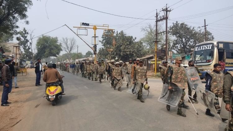 Chhattisgarh: धर्मांतरण के विरोध में बस्तर बंद, छावनी में तब्दील हुआ नारायणपुर, सातों जिलों में पुलिस का मार्च कांकेर में जवानों ने निकाला पैदल मार्च।