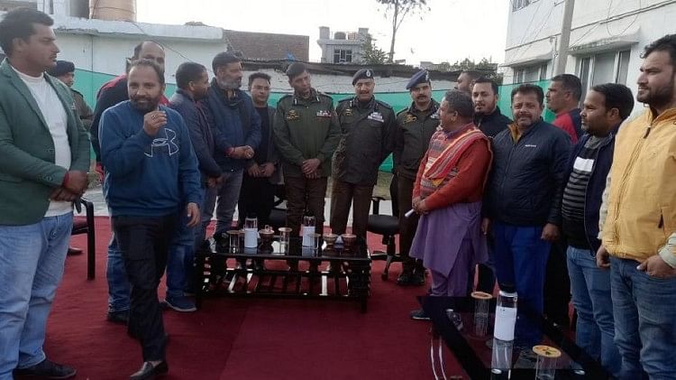 जम्मू कश्मीर: ढांगरी हत्याकांड के विरोध में नहीं मनाया जाएगा लोहड़ी पर्व, सरपंचों ने बैठक कर लिया निर्णय राजोरी में पुलिस के साथ बैठक करते लोग